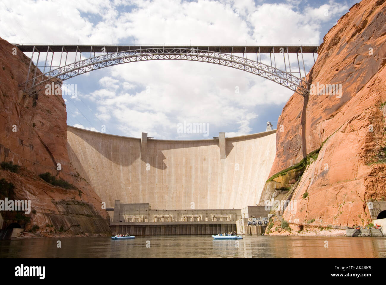GLEN Canyon National Recreation Area persone rafting sul fiume Colorado al di sotto di Glen Canyon Dam Foto Stock