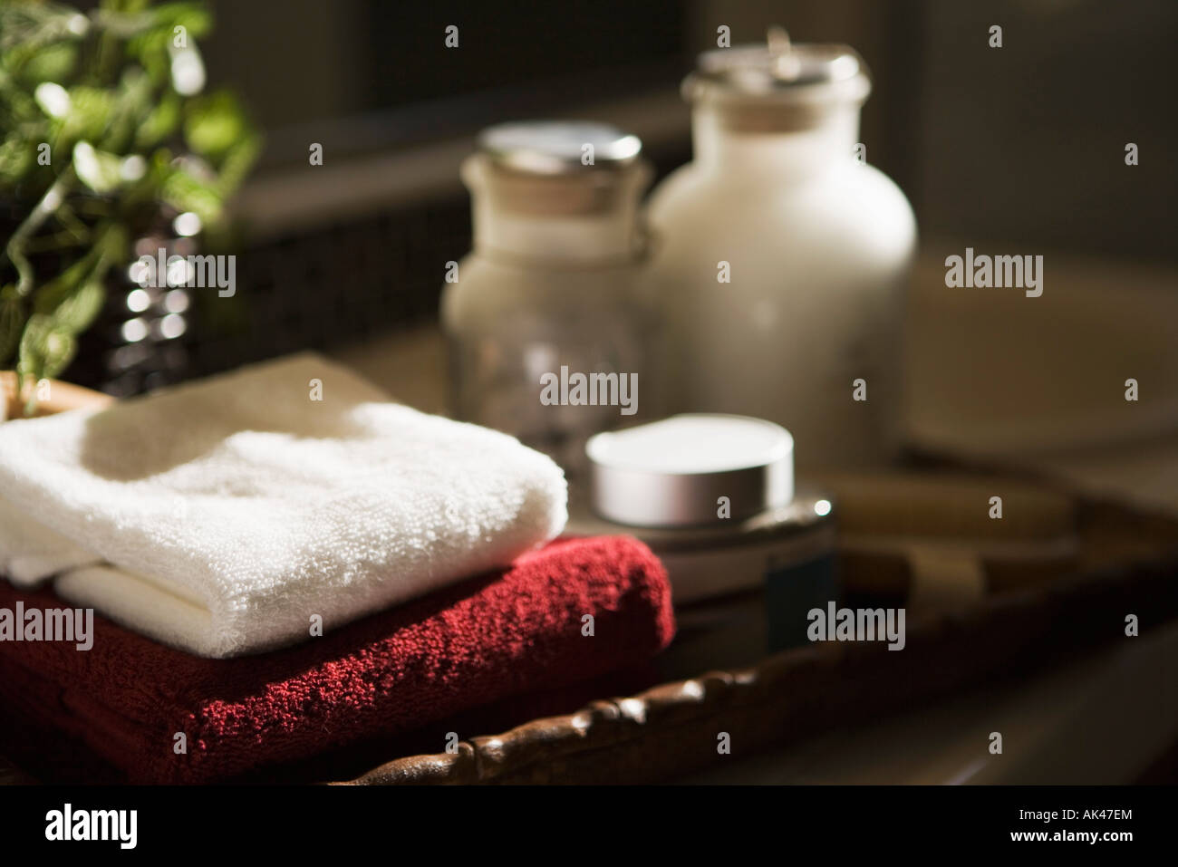 Visualizzazione di articoli da bagno e asciugamani in bagno il vassoio Foto Stock