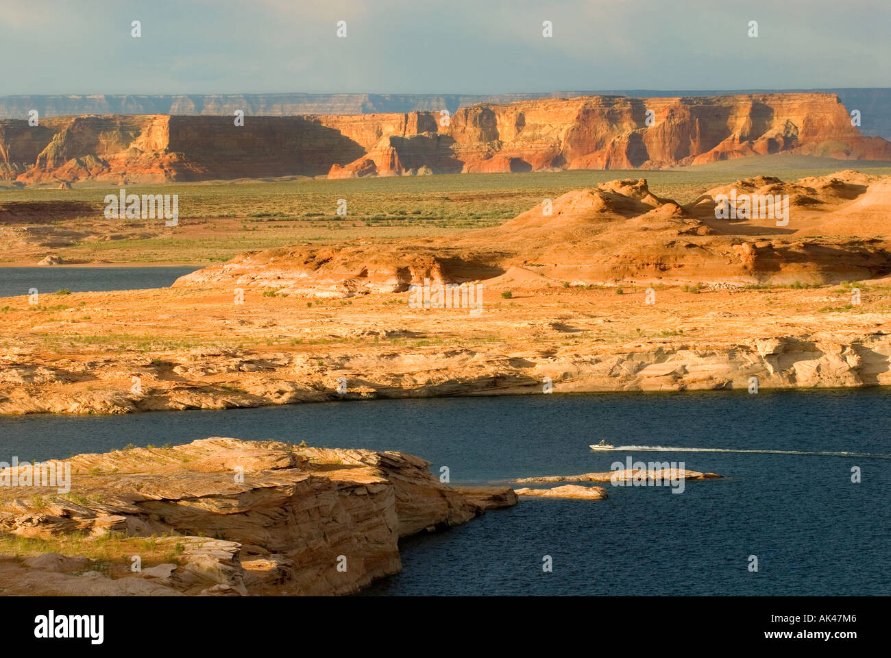 ARIZONA Lake Powell National Recreation Area colorato paesaggio VISTA CON POWER BOAT accelerando lungo il lago Foto Stock