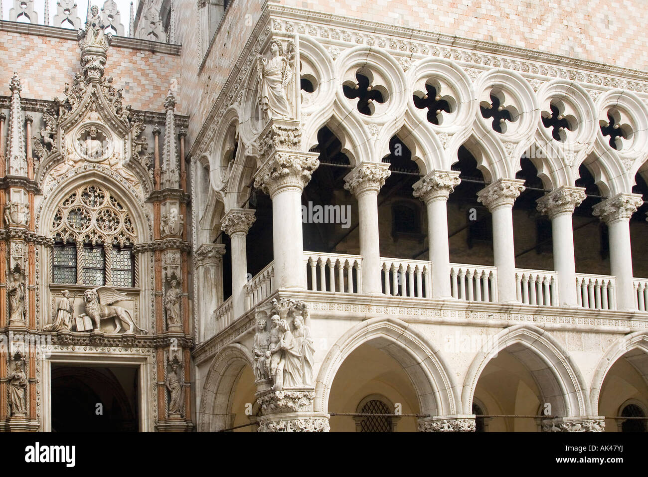 Palazzo Ducale del Doge Palazzo dettaglio arco esterno intagli tracery St Marks Marco Piazza San Marco Venezia Veneto Italia Ue Foto Stock
