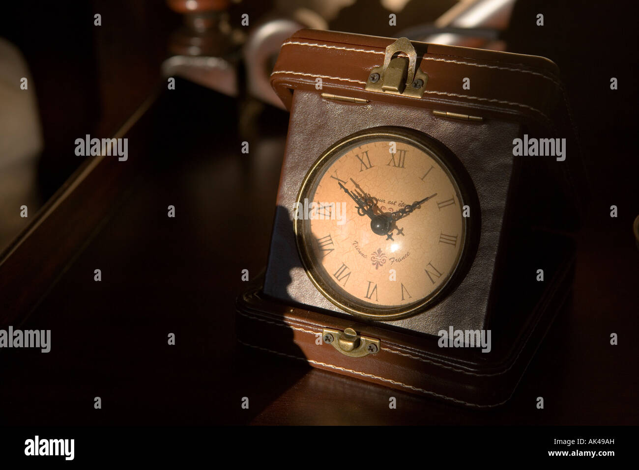 Antique/pelle Vintage Orologio con numeri romani Foto Stock