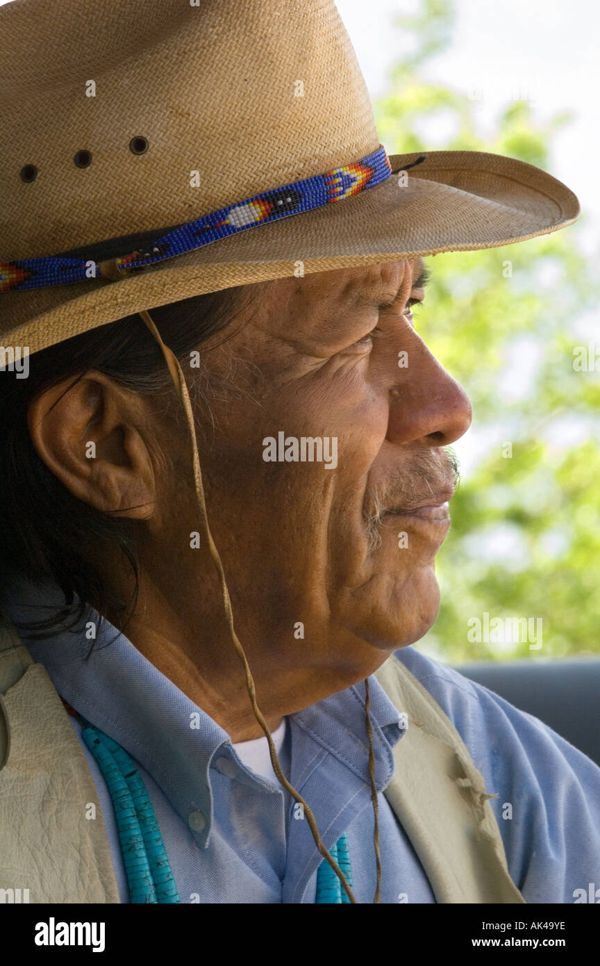 ARIZONA del Grand Canyon South Rim JAMES PESHLAKAI NAVAJO NATIVE AMERICAN raccontando la storia tribali PER TURISTI Foto Stock