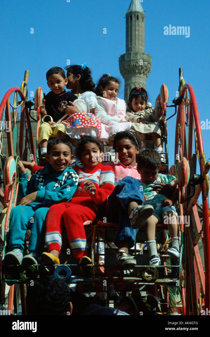 I bambini in merry-go-round, il Cairo Foto Stock