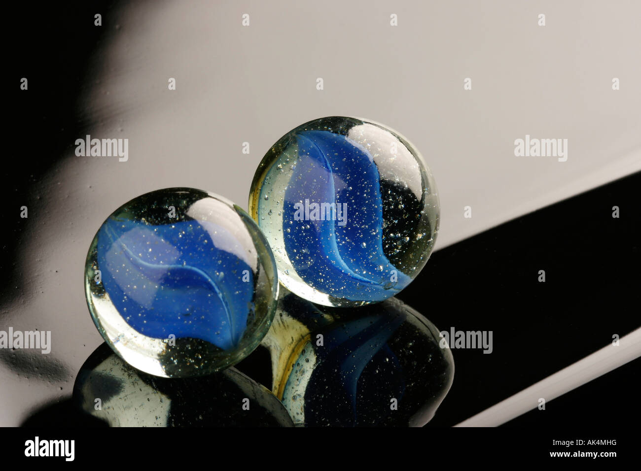 Due marmi blu su un riflettente base nera Foto Stock