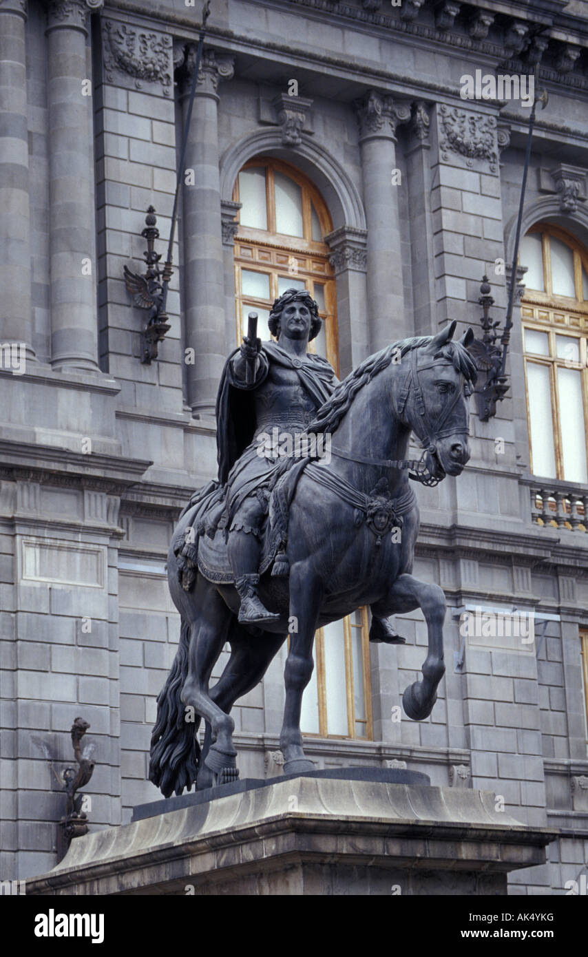 El Caballito una statua del re Carlo IV di Spagna e il Museo Nacional de Arte o il Museo Nazionale di Arte, Città del Messico Foto Stock