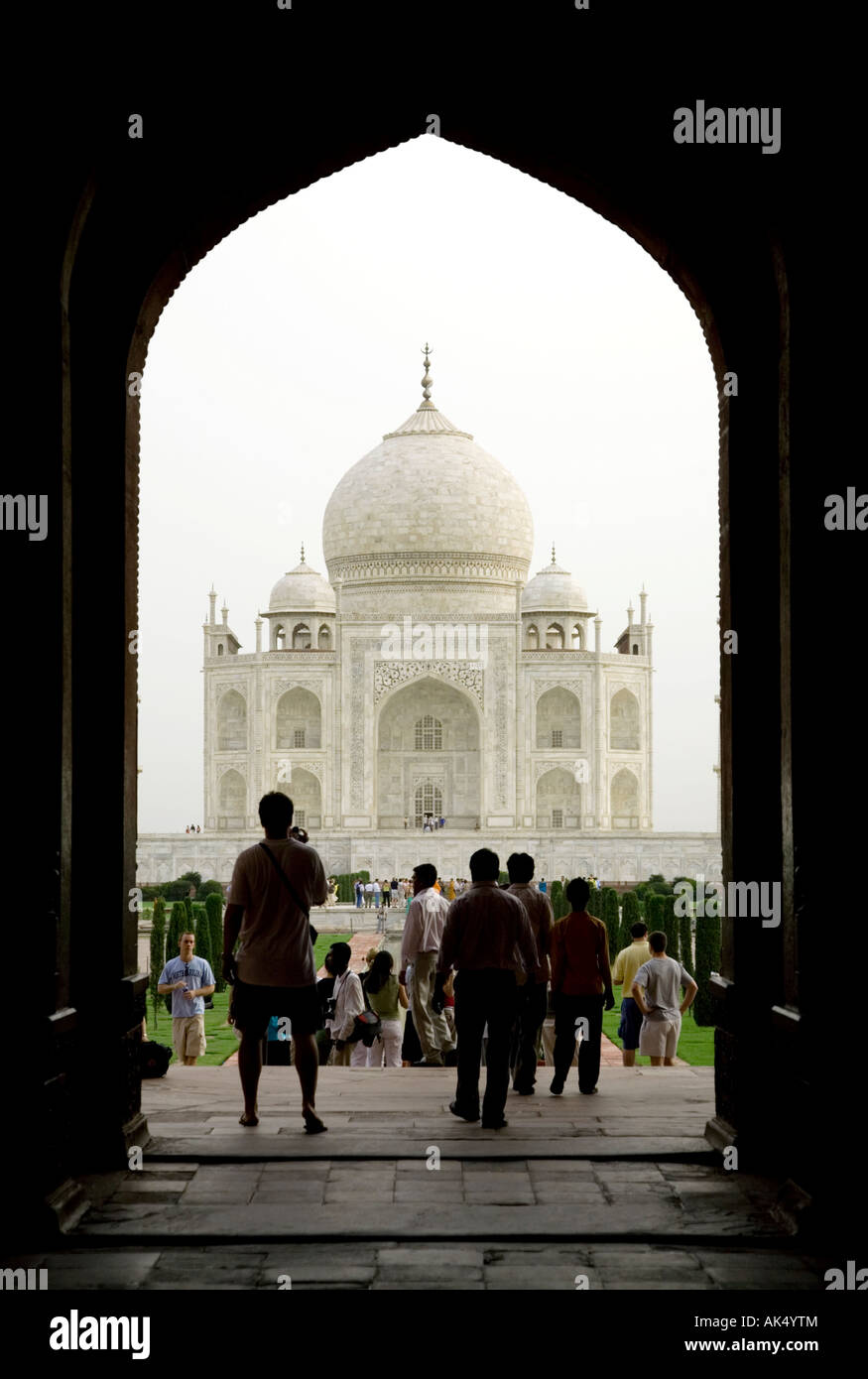 Tourist contemplando il Taj Mahal dalla centrale di gateway. Agra. India Foto Stock