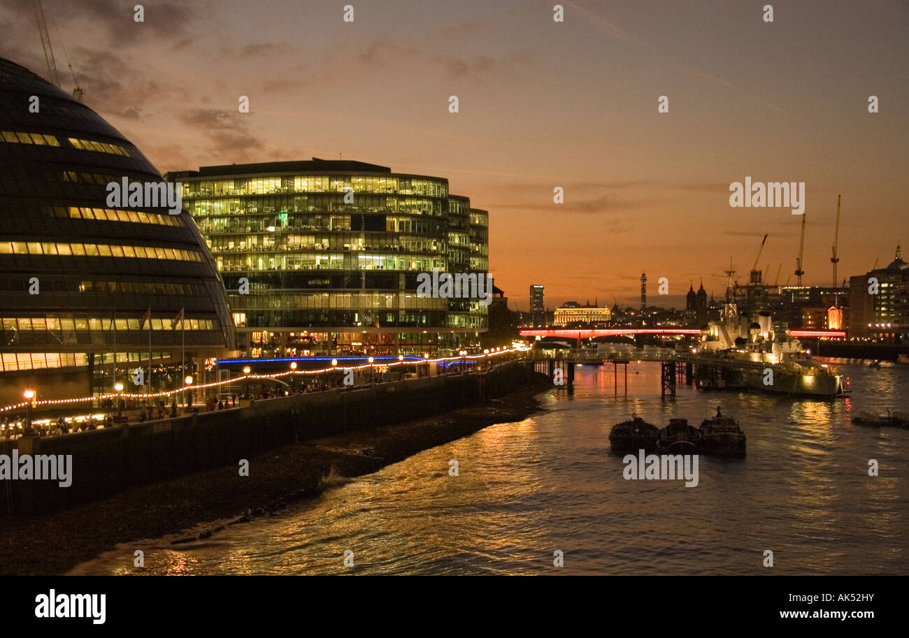 Municipio di Londra e Thamescape al tramonto Foto Stock