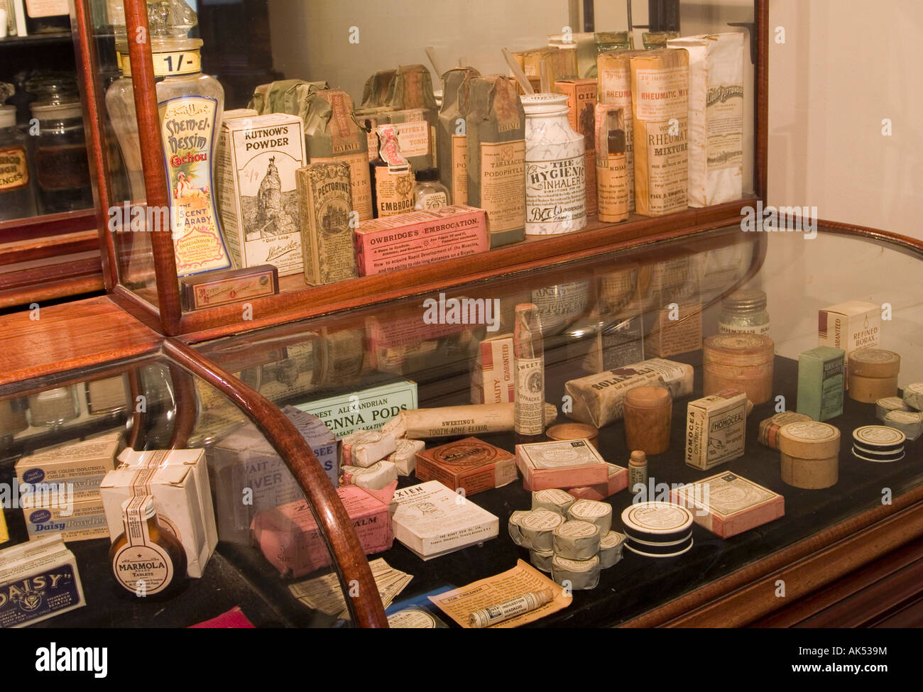 Artefatti sul display in stile vittoriano farmacia, impostata come parte del cantiere di tini di filtrazione Museo della Vita di Nottingham, Nottingham REGNO UNITO Foto Stock