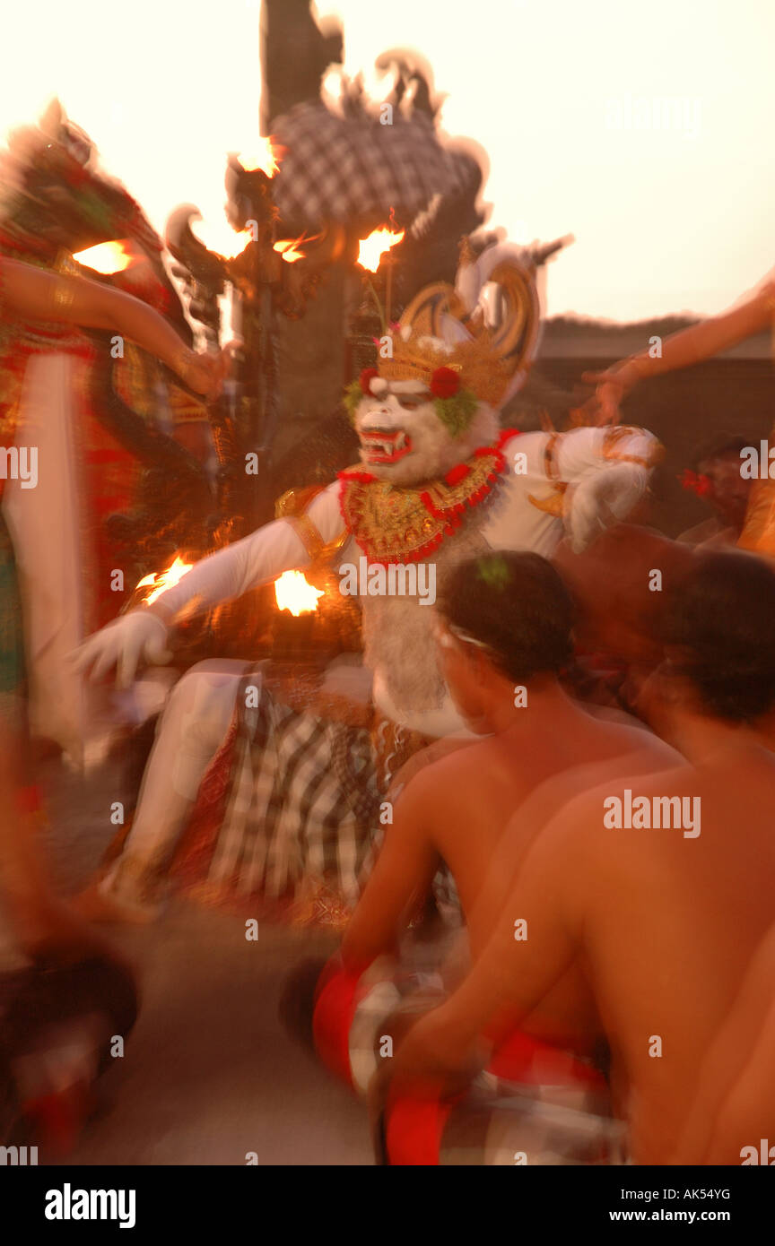 Un carattere di scimmia dancing in un tipico stile Balinese Rama e Sita gioco indù Foto Stock