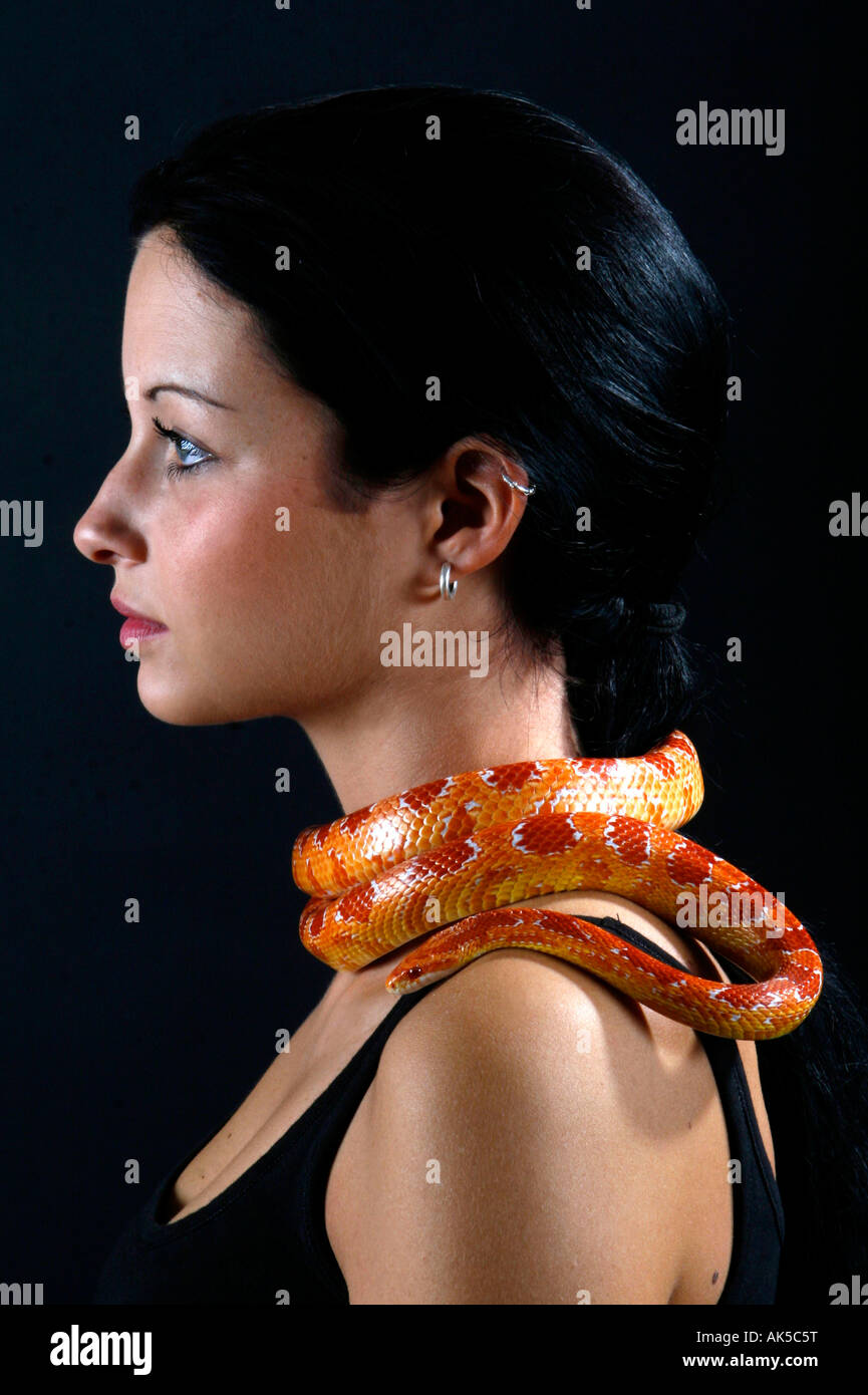 Donna con rosso serpente di ratto Foto Stock
