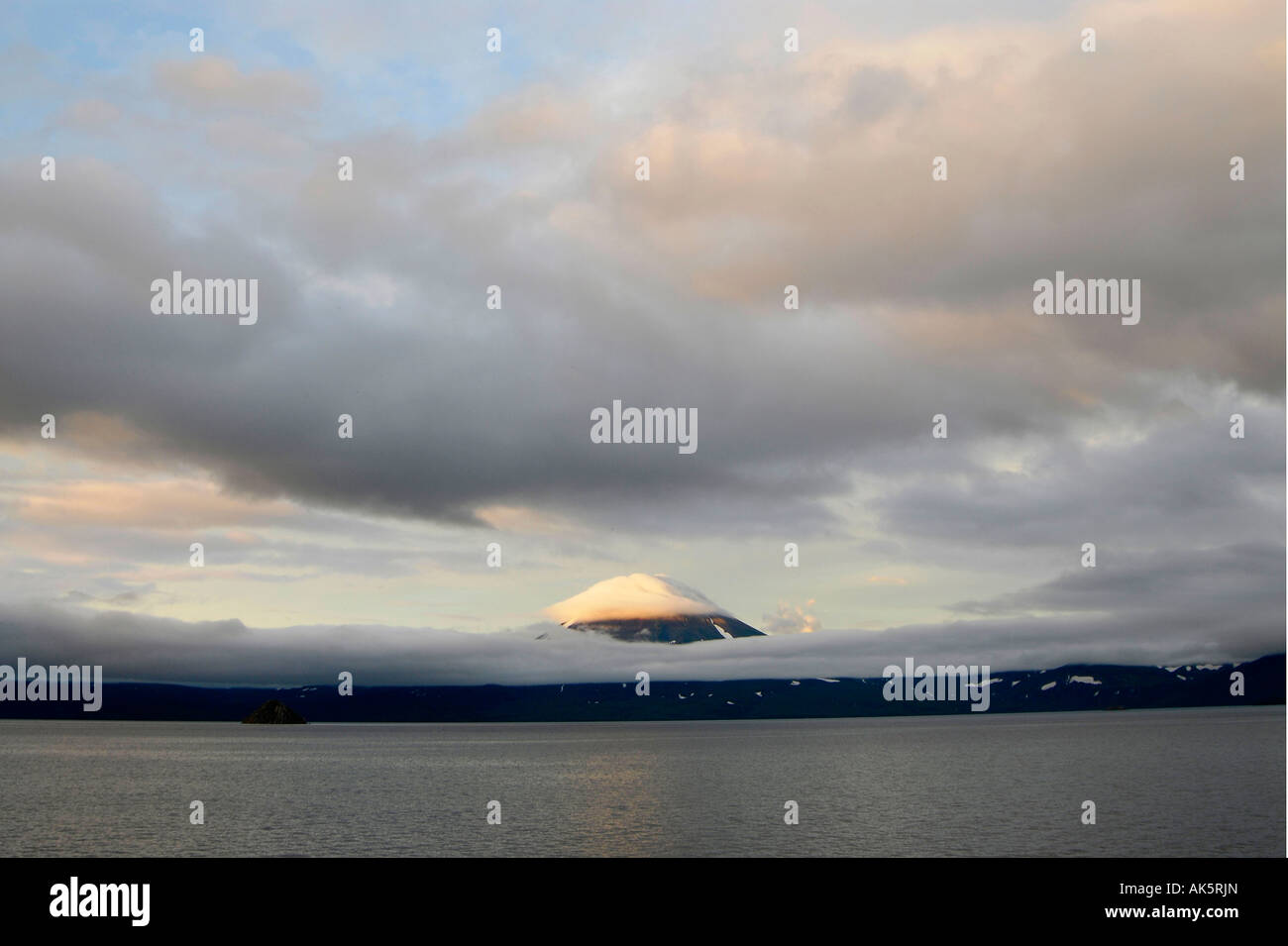 Curili Lago / Ichinsky vulcano Foto Stock