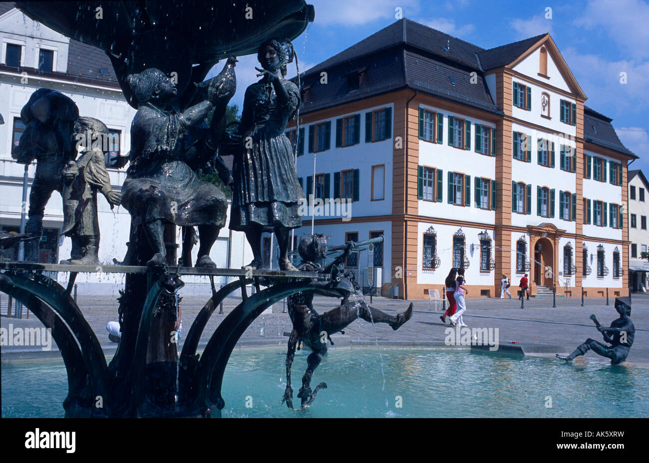La fontana e la county court / Ehingen Foto Stock