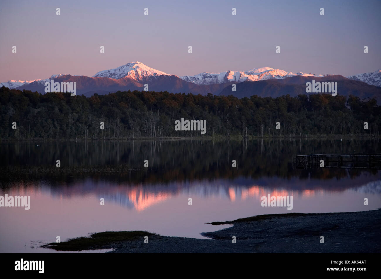 Fine luce su Mt Bowen e Lake Mahinapua vicino a Hokitika costa ovest di Isola del Sud della Nuova Zelanda Foto Stock