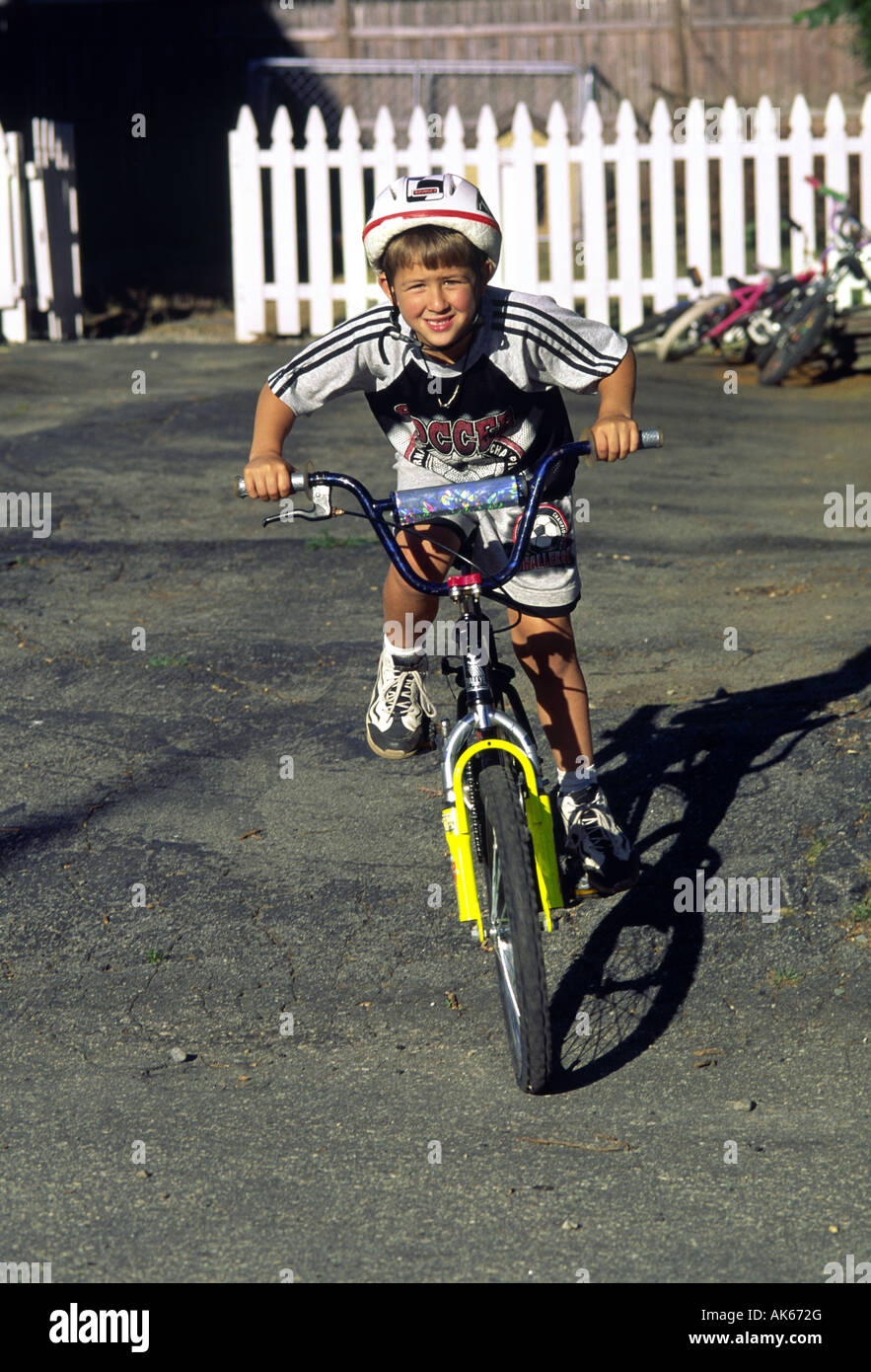 Ragazzo adolescente su una bicicletta Foto Stock
