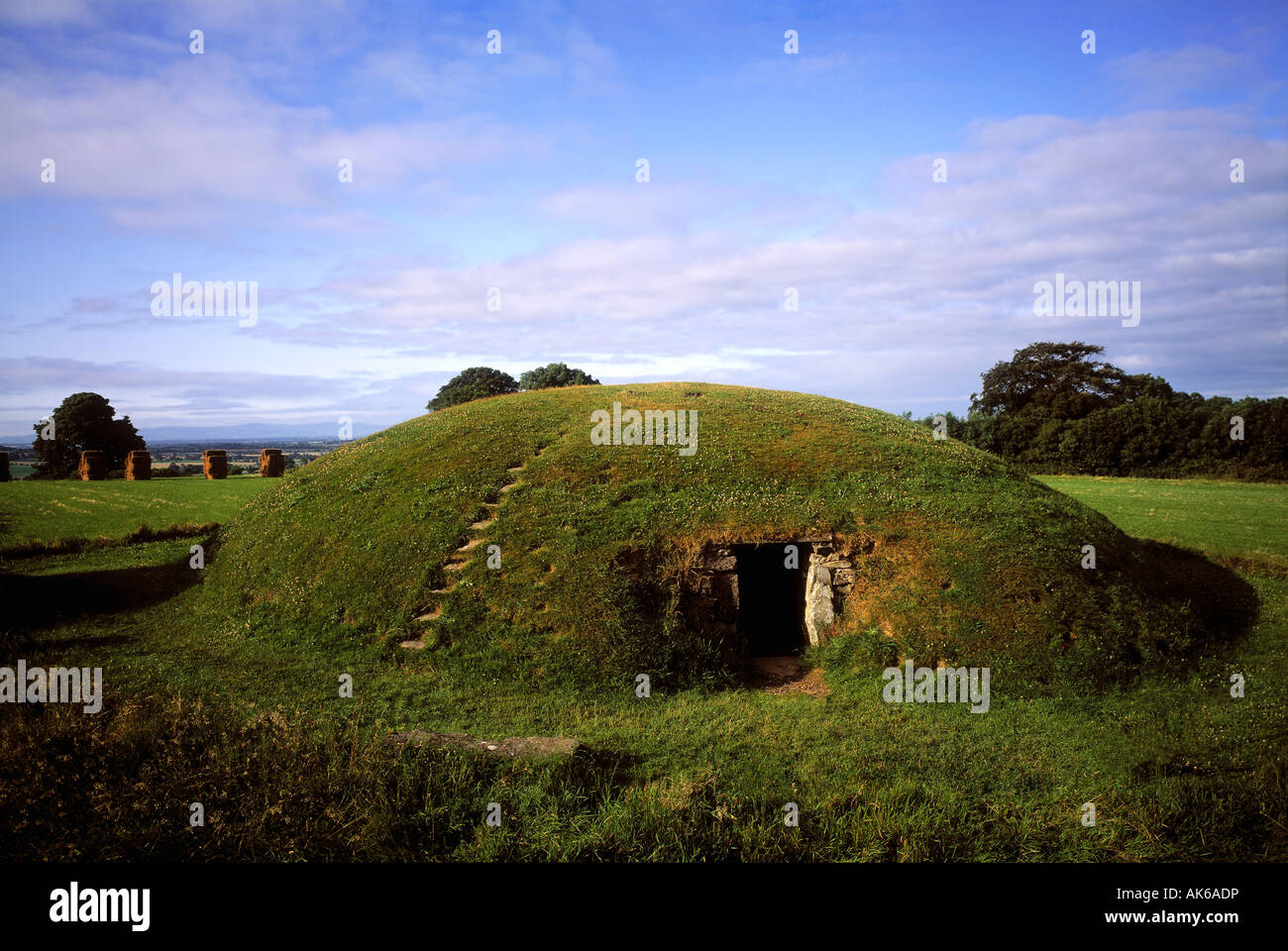 Quattro colpi, tomba di passaggio, 1800 BC, vicino Ardcath, nella contea di Meath, Irlanda Foto Stock
