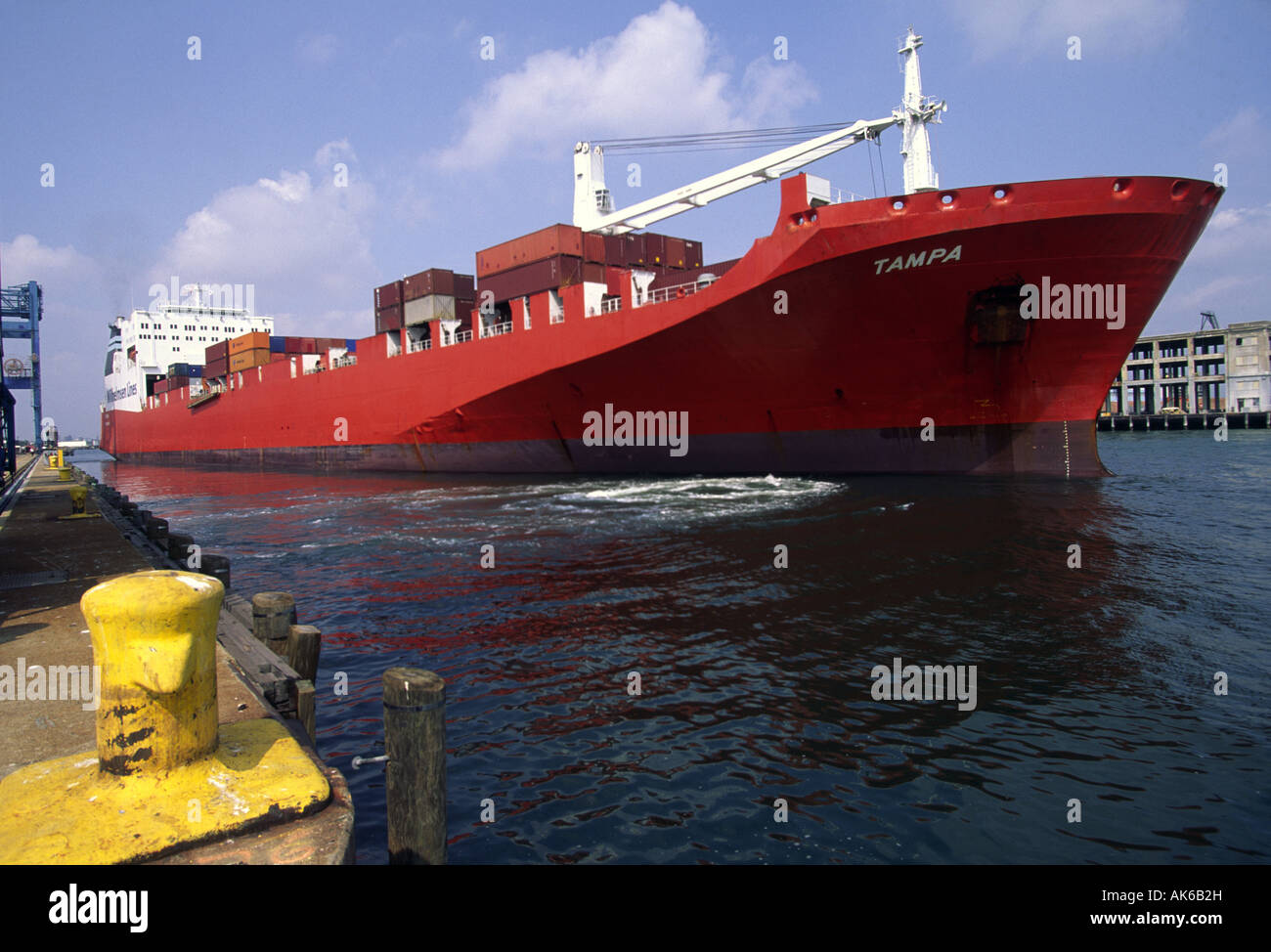 Un contenitore nave lascia il dock in Boston Foto Stock