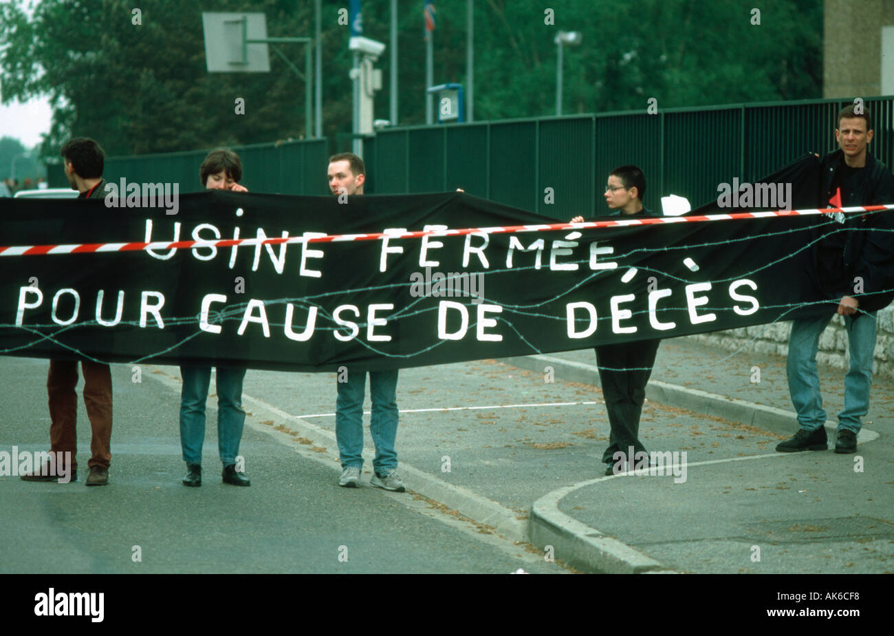 Evreux FRANCE, Group Aids Activists Act Up Paris' Close 'Glaxo Smith' 'Pharmaceutical Lab' Force Release of 'Aids drugs' Big Pharma protesta adolescenti Foto Stock