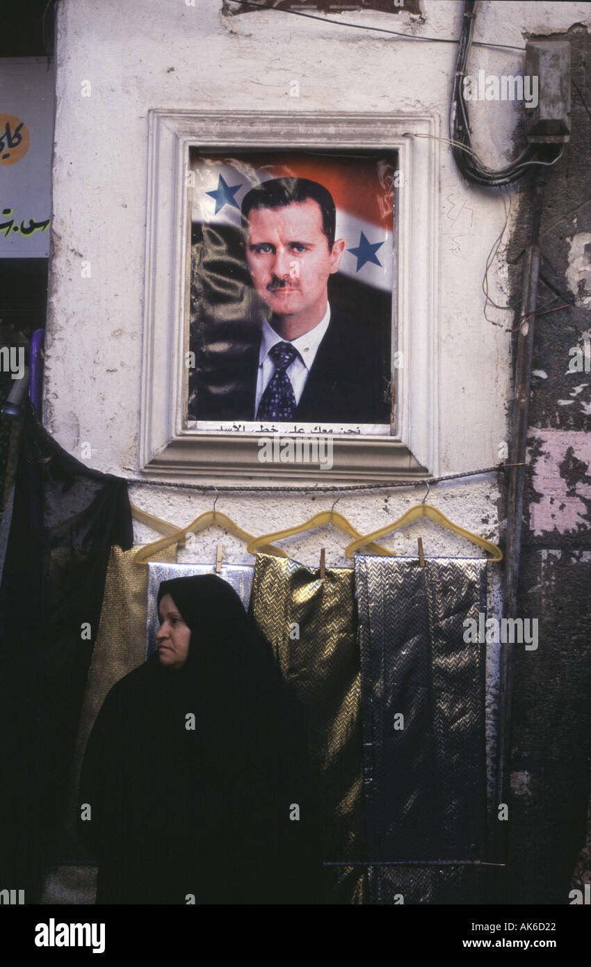 Il Presidente siriano Bashar Al Assad veglia sui cittadini di Damasco Foto Stock