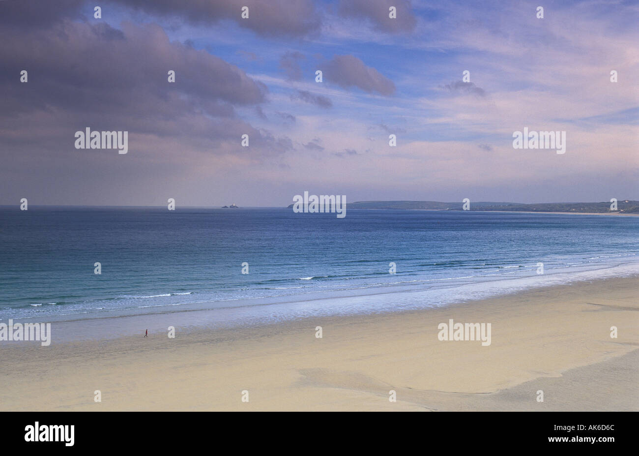 Figura solitaria a Porth Rene Sands nr St Ives Cornwall Inghilterra REGNO UNITO Foto Stock