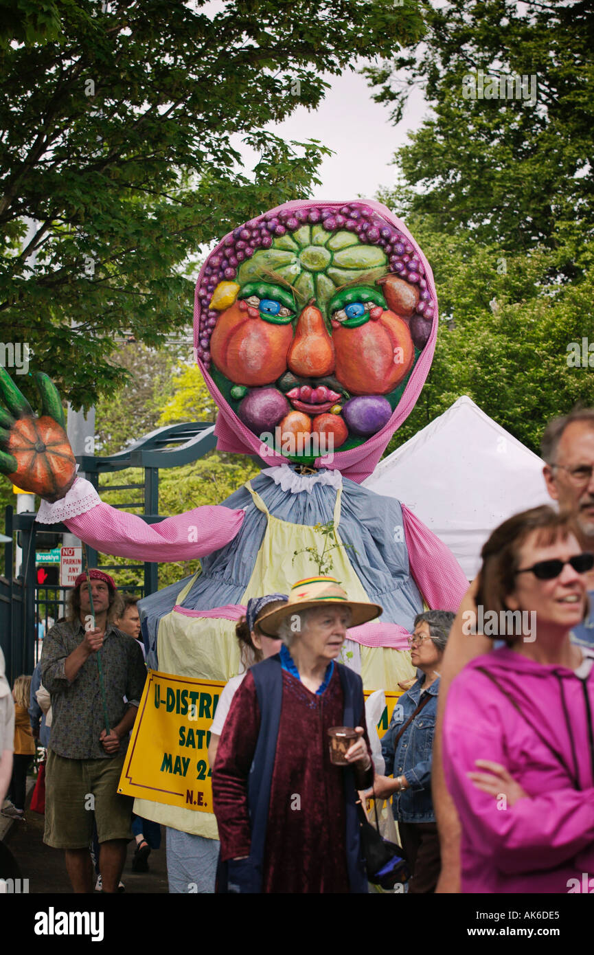 Quartiere universitario outdoor farmers market Seattle Washington freschi di carattere cestello si mescola con gli acquirenti Foto Stock