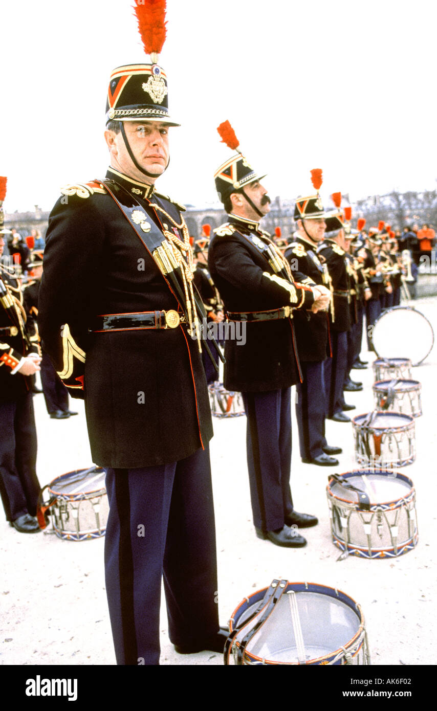 Eventi di PARIGI 14 luglio, Festa della Bastiglia, Guardia Repubblicana, banda militare nei Giardini delle Tuileries riposa prima dello spettacolo, in piedi Foto Stock