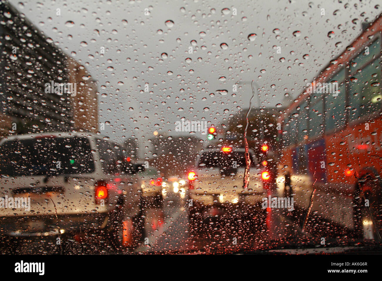 Gocce di pioggia sul parabrezza per auto city night Foto Stock