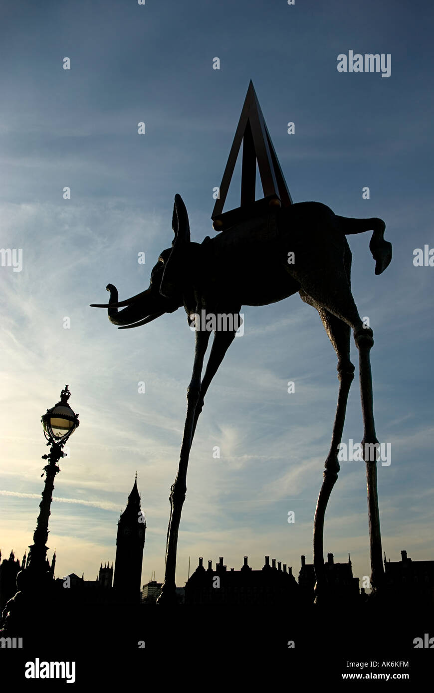 Salvador Dali Elephant dal Tamigi, Londra Foto Stock