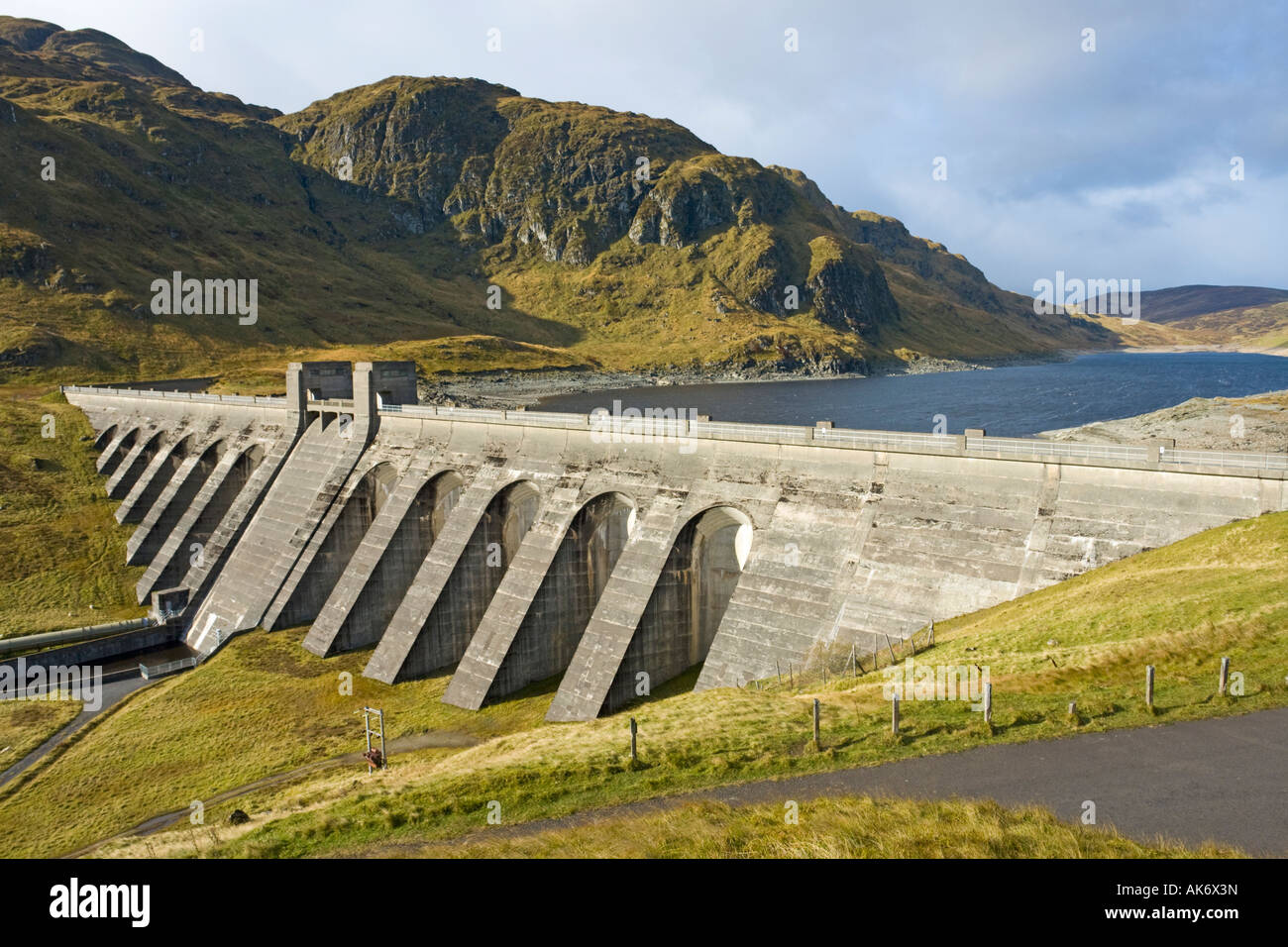 L'energia idroelettrica diga a Lochan na Lairige situato tra Tarmachan Ridge e Beinn Ghlas sopra Loch Tay in Tayside Scozia Scotland Foto Stock