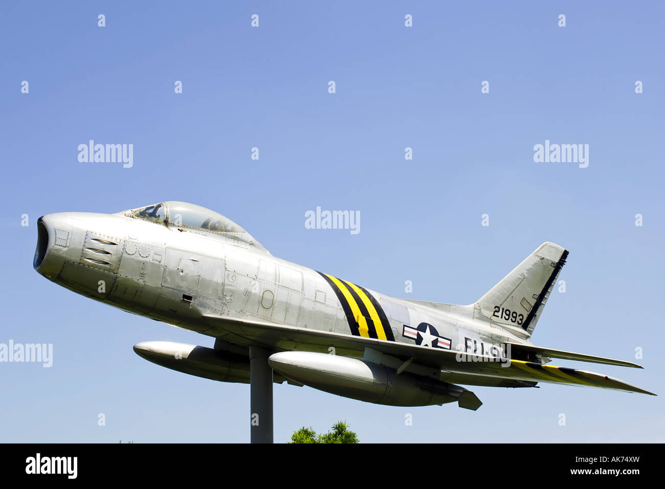 F 86 Sabre sul display al di fuori del museo CEA Oshkosh Wisconsin WI Foto Stock