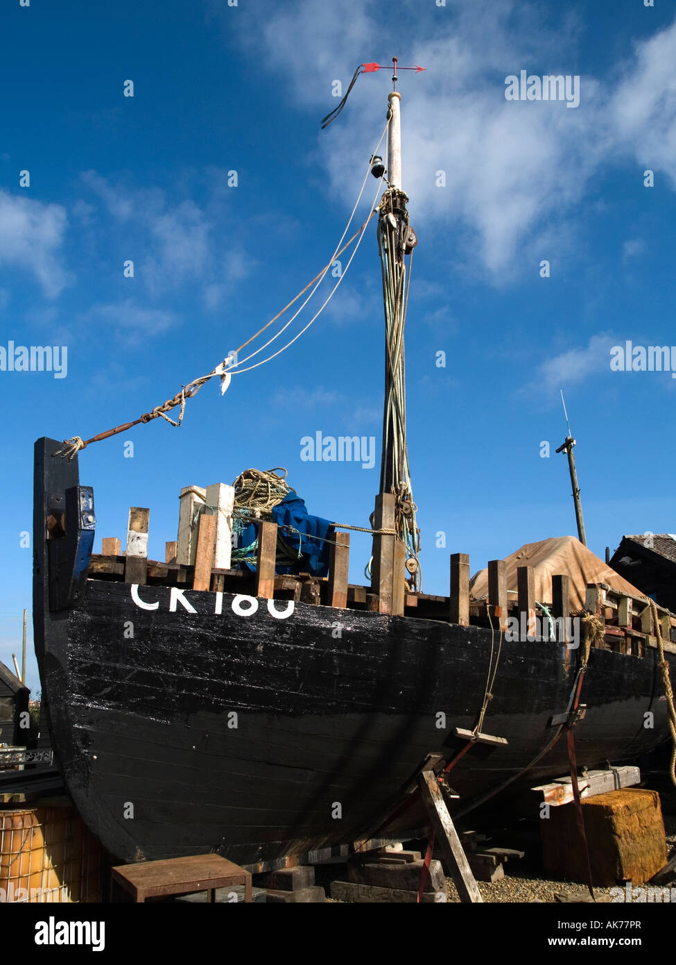 Legname barca da pesca essendo ristrutturato dalla barca tradizionale costruttori Southwold harbour Suffolk Foto Stock