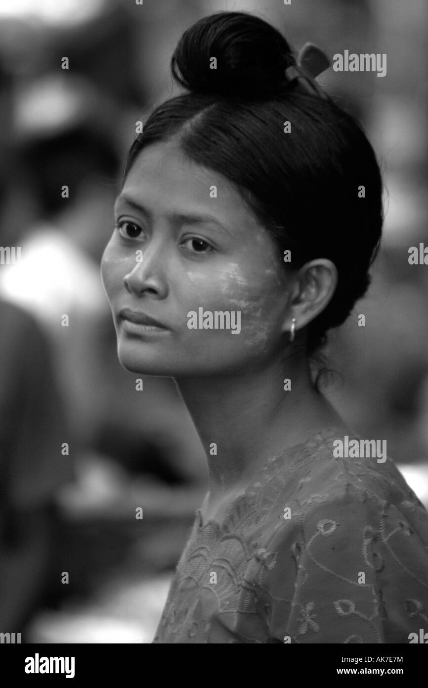 Donna birmano al mercato all'aperto Rangoon, (Yangon), Birmania (Myanmar) Foto Stock