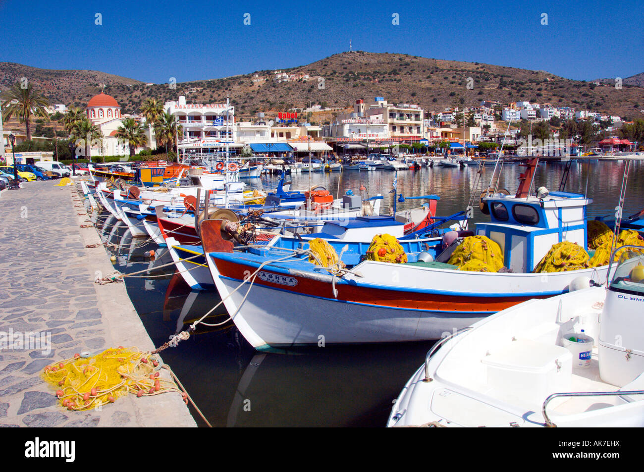 Colorate barche da pesca nel porto di mare villaggio di Elounda Creta Grecia Foto Stock