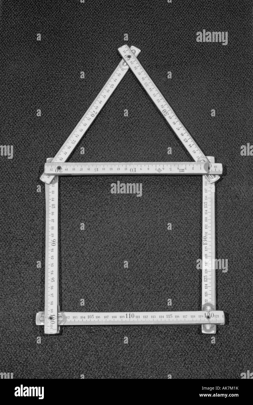 La figura della casa fatta con carpenter nastro di misurazione Foto Stock