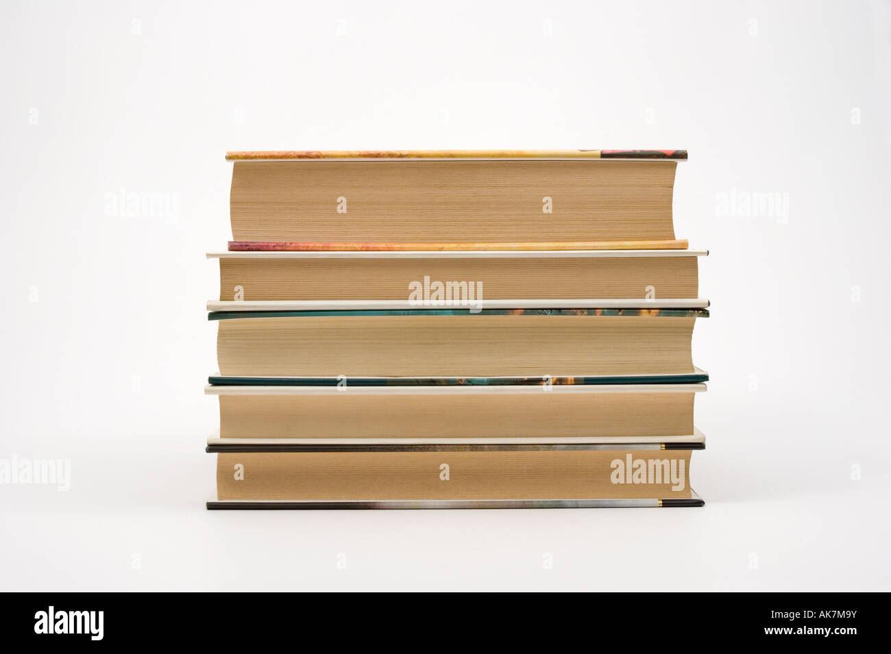 Cinque libri su sfondo bianco Foto Stock