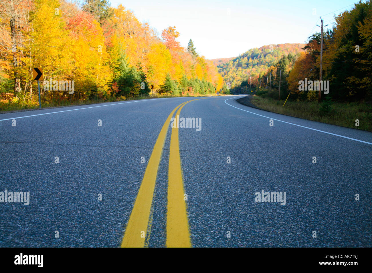 Due corsie con giallo dividendo lane in Ontario del nord Algonquin Park i colori dell'autunno paradiso attività all'aperto Foto Stock