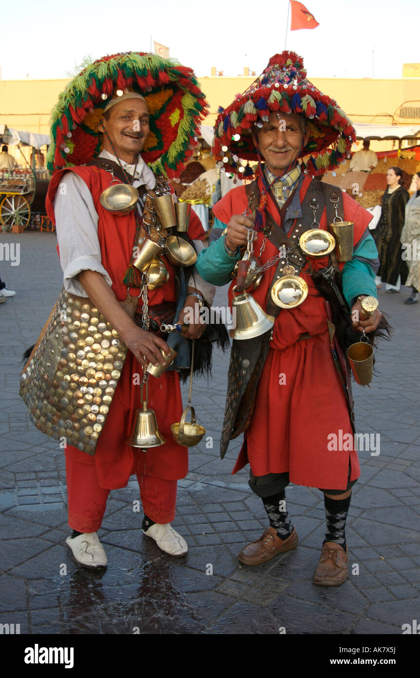 Djemaa el Fna a Marrakech uomini in buffi cappelli Foto Stock