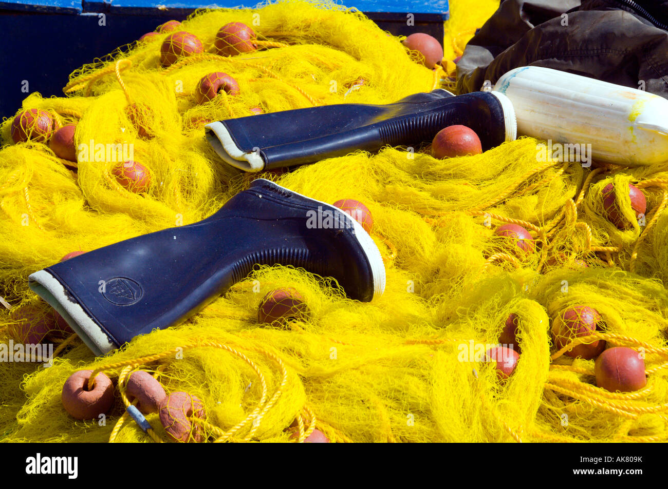 Pesca gialla net e un paio di stivali nel borgo marinaro di Elounda Creta Grecia Foto Stock