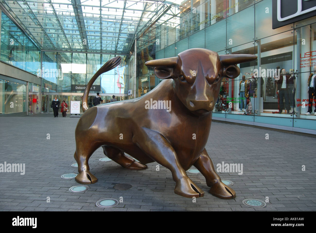 Bull scultura, Bullring Shopping e Leisure Centre, Birmingham, West Midlands, England, Regno Unito Foto Stock