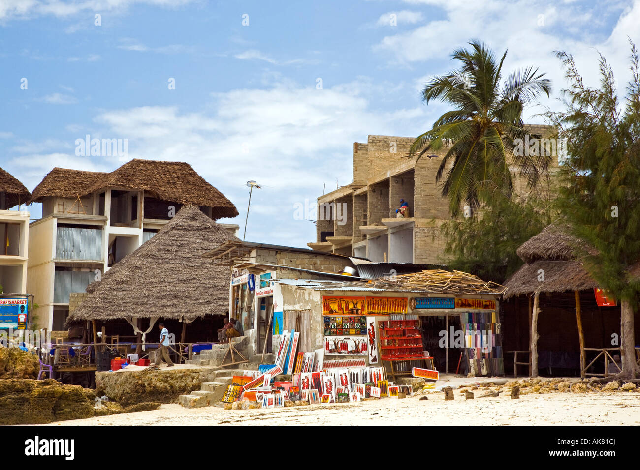 Sviluppo brutto trovato su una spiaggia a Nungwi, Zanzibar, Tanzania Africa orientale 2007. A causa della espansione del turismo. Foto Stock