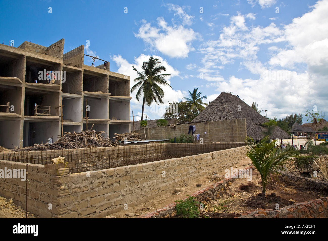 Sviluppo brutto trovato su una spiaggia a Nungwi, Zanzibar, Tanzania Africa orientale 2007. A causa della espansione del turismo. Foto Stock