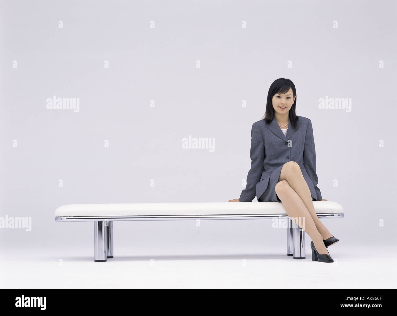 Imprenditrice seduta sul banco di lavoro Foto Stock