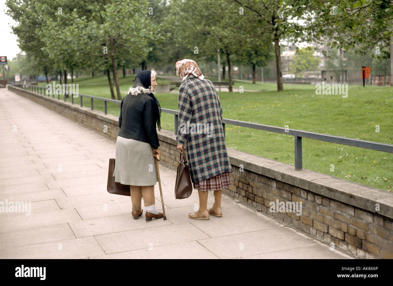 Due donne anziane in stazionamento in piedi per una sessione di conversazione testuale Foto Stock