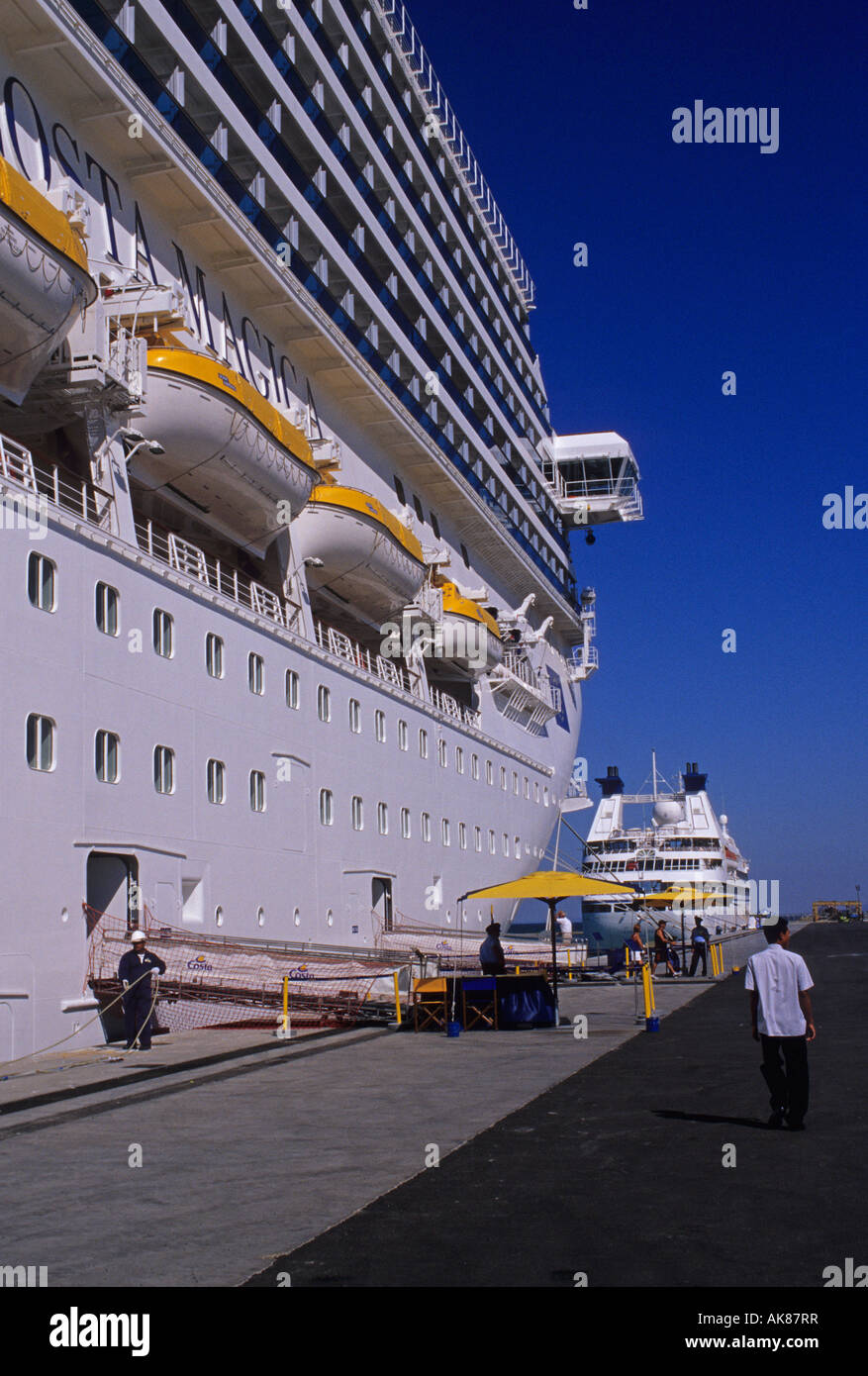 Docking per navi da crociera al porto di Civitavecchia vicino Roma, Italia  centrale Foto stock - Alamy