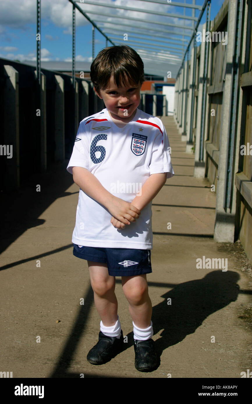 Lewis di età compresa tra i sei nel suo kit calcio Foto Stock