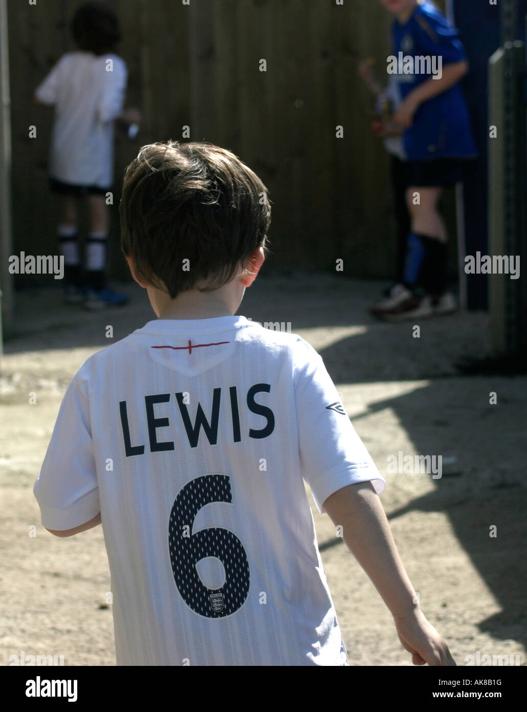 Lewis di età compresa tra i sei nel suo kit calcio Foto Stock