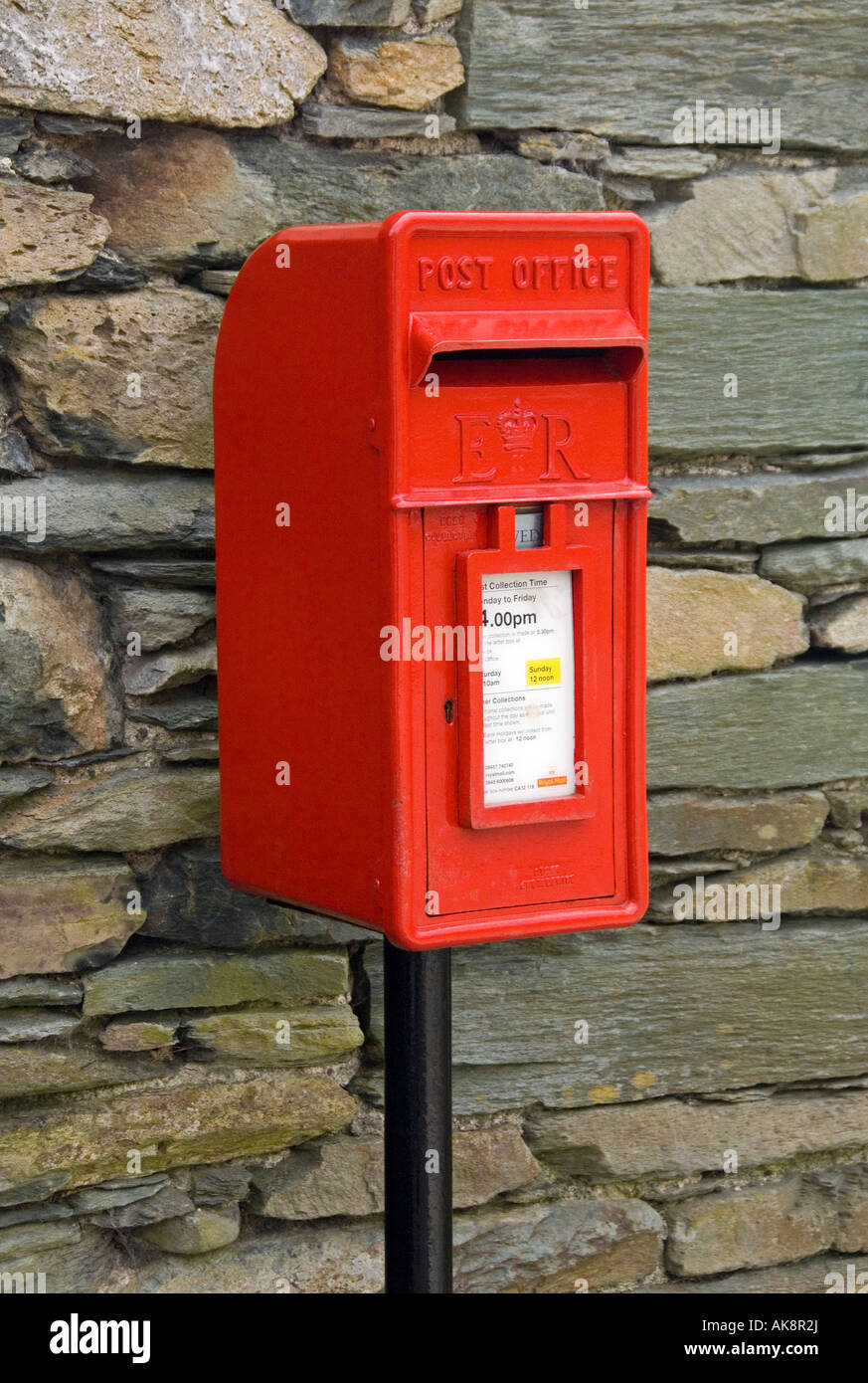 Rosso brillante Postbox e Lakeland tradizionale muro di pietra, Grange di Borrowdale, Parco Nazionale del Distretto dei Laghi, England, Regno Unito Foto Stock