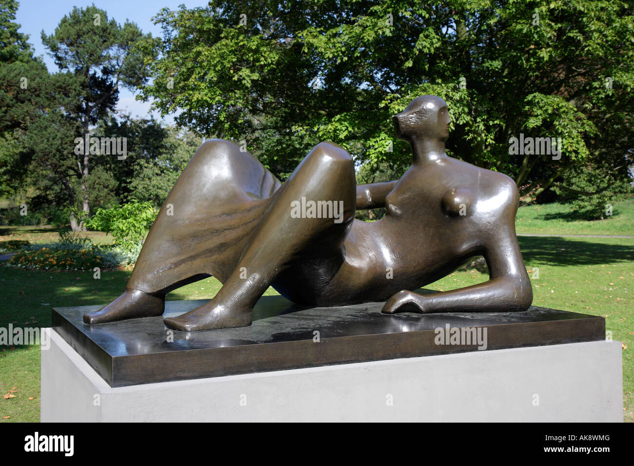 Henry Moore- figura distesa e angoli Foto Stock
