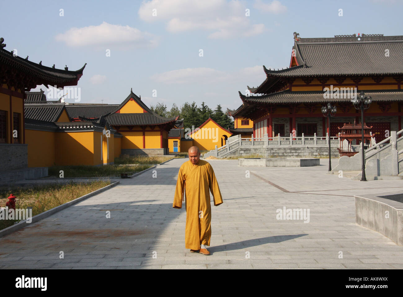 Sacerdote solitario in appena ricostruito tempio, Lianshui, Cina Foto Stock