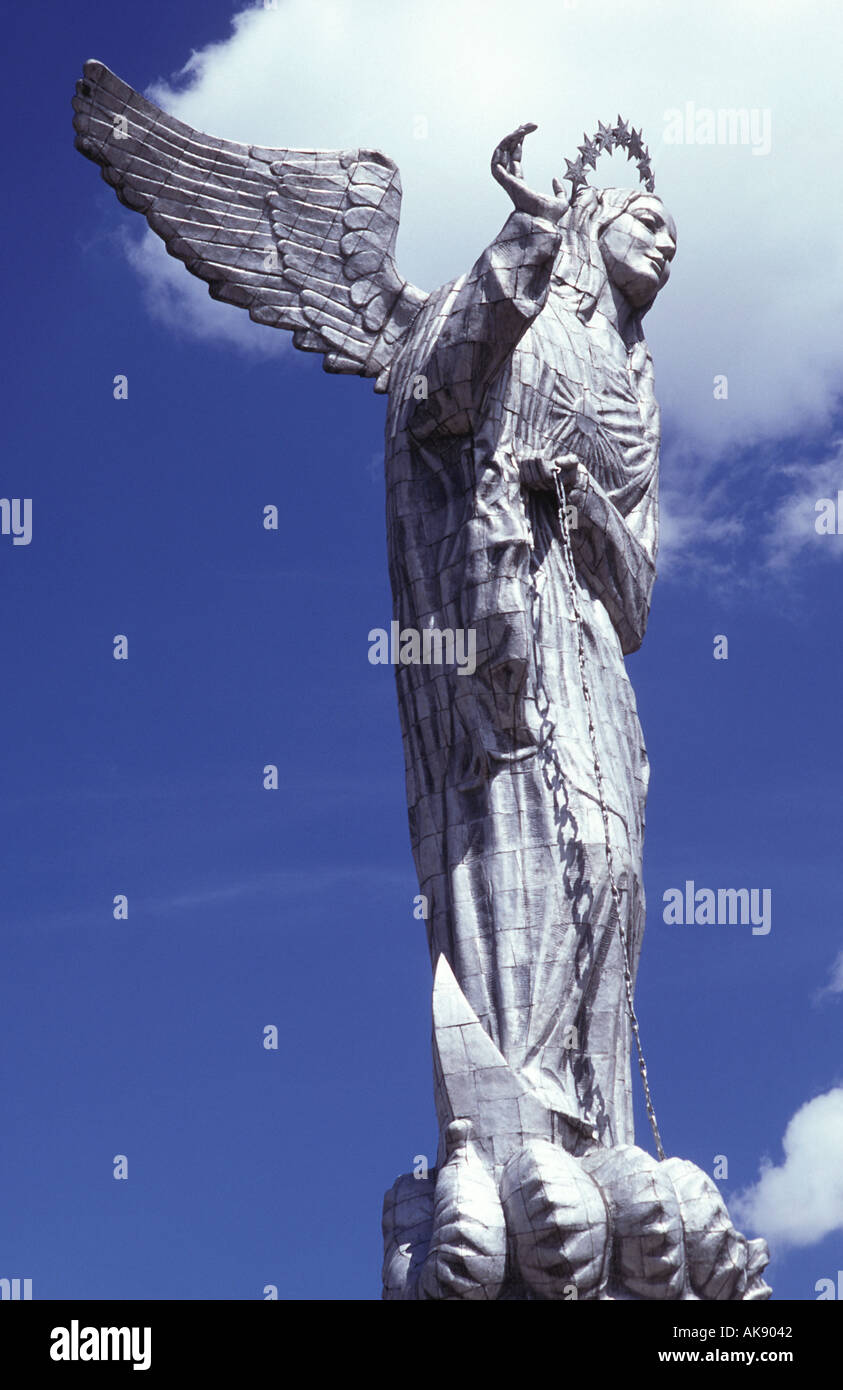 La statua dell'Angelo di Quito Virgen de Quito sovrasta la capitale Ecuadoriana sul Cerro Panecillo Foto Stock
