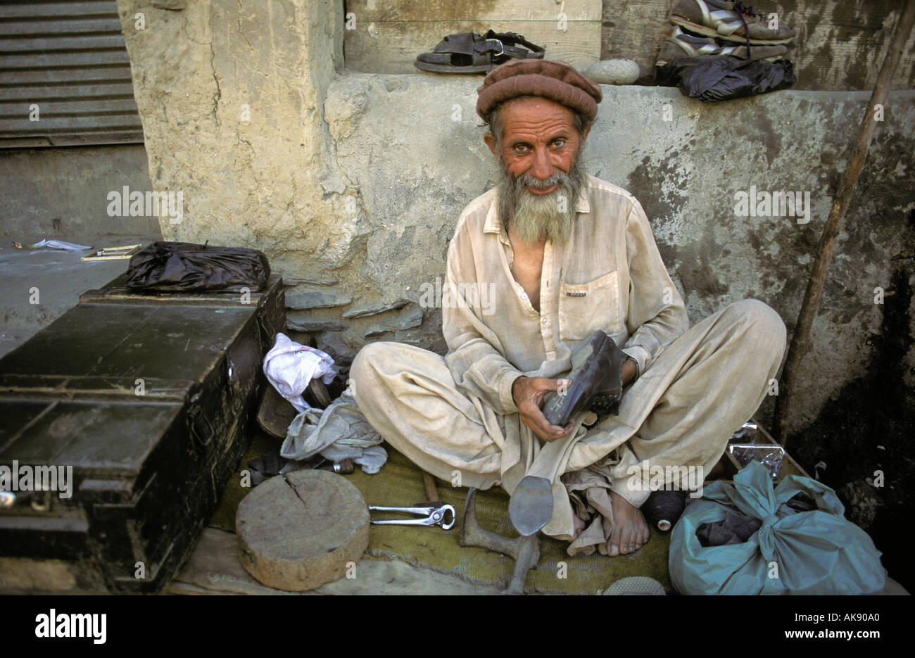 Pakistani Cobbler shoeless da Chittral lavorando su strada Chittral Pakistan Foto Stock